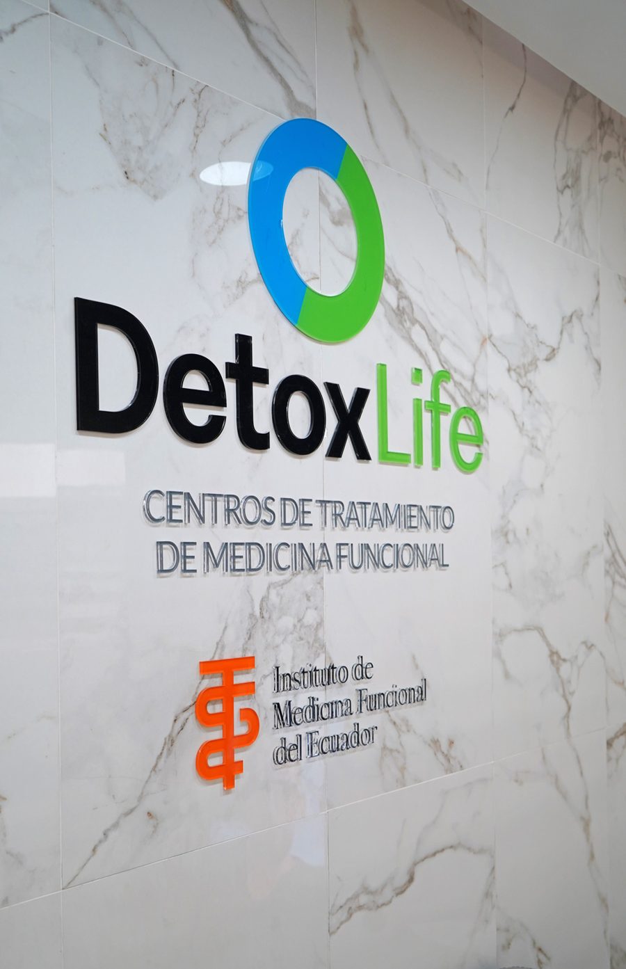 Recepción de Detox Life con el logo del Instituto de Medicina Funcional del Ecuador