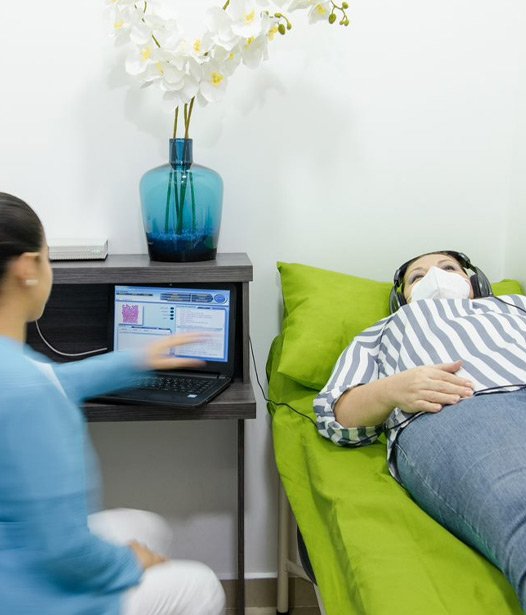 Paciente realizando un examen no invasivo en Detox Life