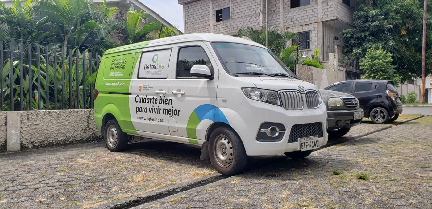 Furgoneta de servicio a domicilio de Detox Life