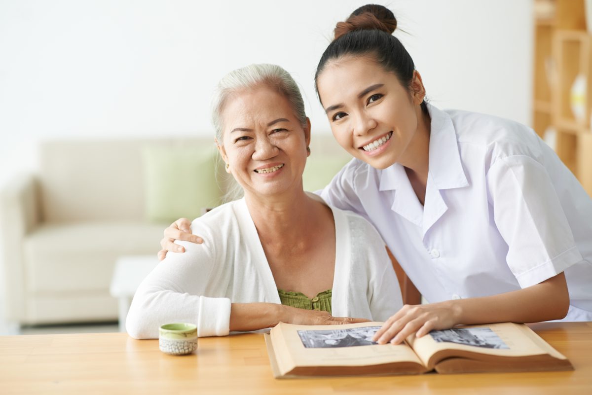 Paciente junto a una profesional de salud de Detox Life
