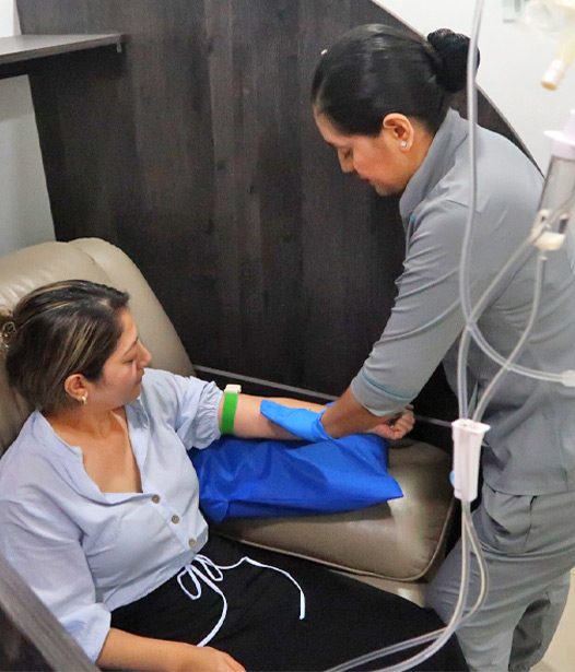Paciente recibiendo sueroterapia en Detox Life