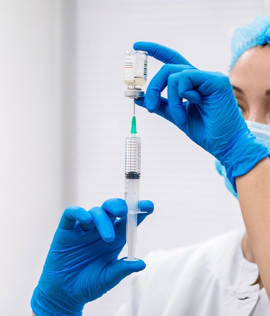 Profesional de salud preparando una aplicación